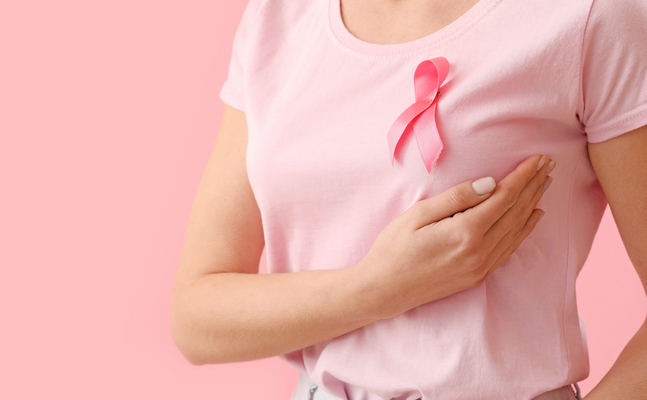 Bild zeigt ein T-Shirt mit der Rink Ribbon Schleife 